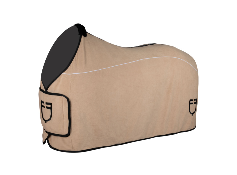 Fleecedecke mit Frontverschluss mit Klappe