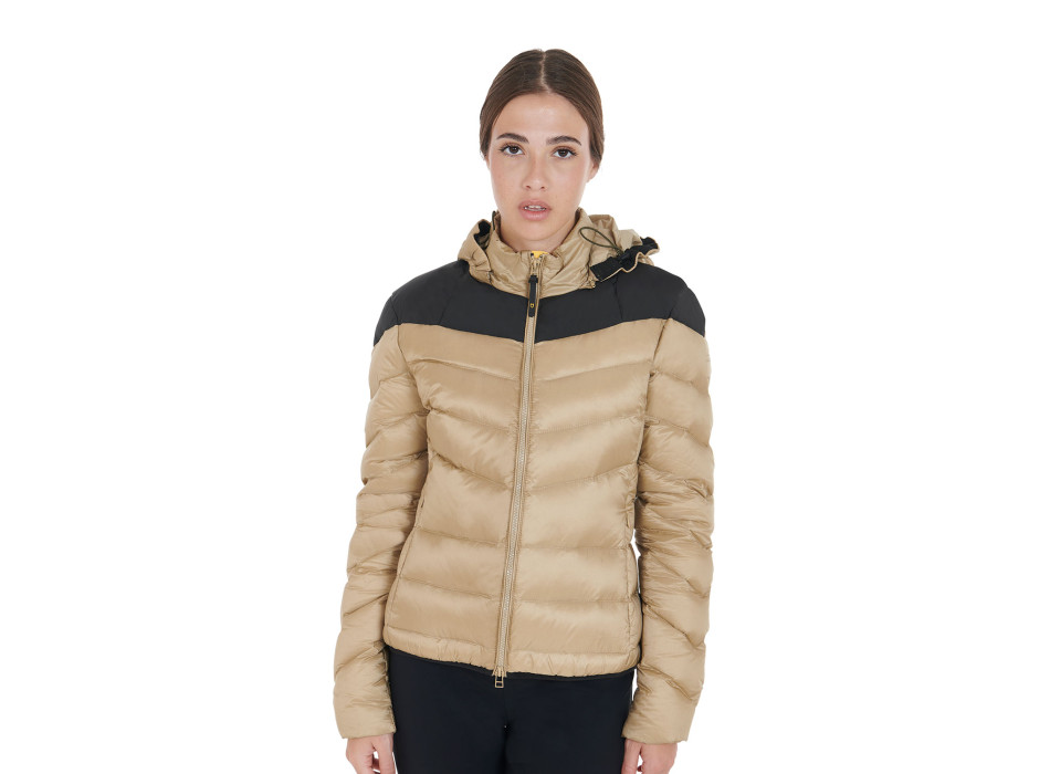 SLIM FIT DAMEN-DAUNENJACKE MIT ABNEHMBARER KAPUZE