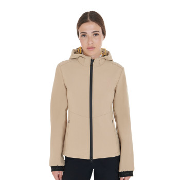 CHAQUETA SOFTSHELL SLIM FIT PARA MUJER CON BOLSILLOS OCULTOS